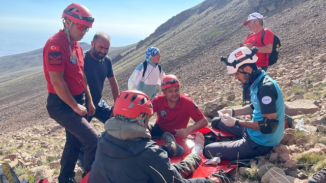 Erciyes Dağı'nda mahsur kalan iki dağcı kurtarıldı
