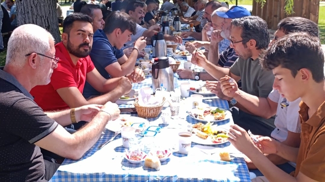 Nallıhan Belediye Başkanı Ertunç Güngör Çayırhan'da esnafla buluştu