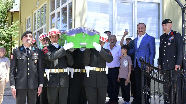 Isparta'da şehit annesinin vasiyetini yerine getiren askerler tabutunu taşıdı
