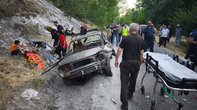 Kütahya'da iki otomobilin çarpışması sonucu 5 kişi yaralandı