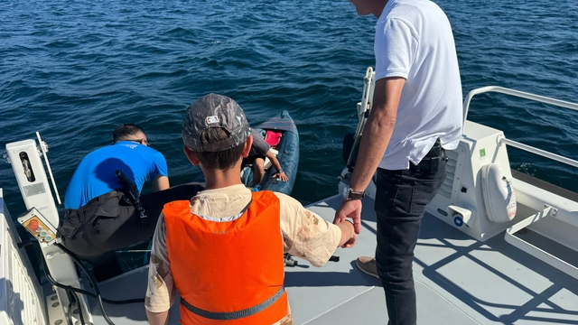 Kano ile gezerken rüzgarla açığa sürüklenen 2 kişiyi deniz polisi kurtardı