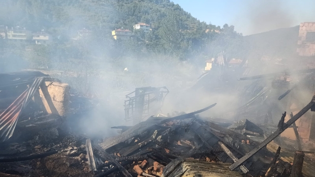 Kastamonu'da çıkan yangında 2 ev zarar gördü