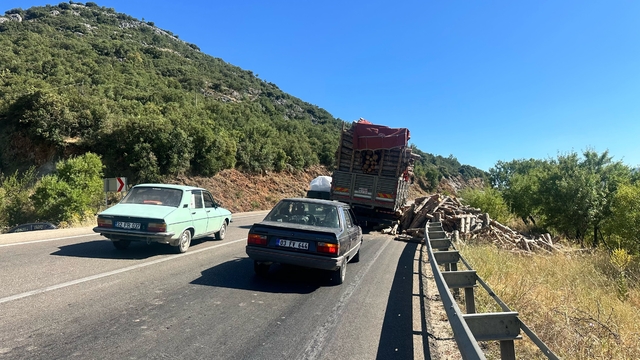 Isparta'da lastiği patlayan kamyondaki tomrukların bir kısmı yola saçıldı