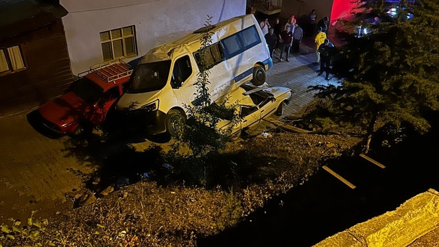 Adana'da minibüs otomobilin üzerine düştü