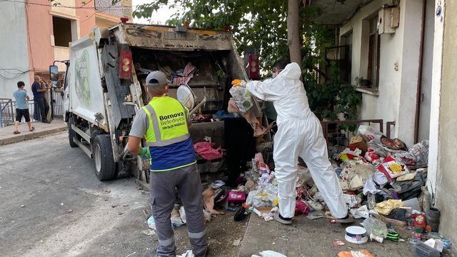 İzmir'de iki katlı evden kamyon dolusu çöp çıktı