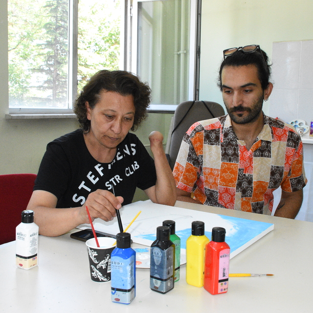 Engelliler hayallerini akrilik boyayla tuvale resmediyor