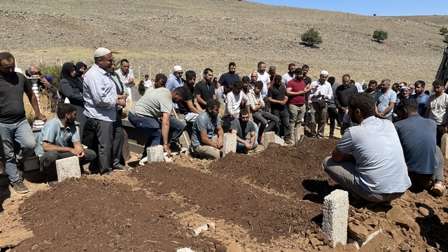 Mersin'de tıra çarpan hafif ticari araçta ölen 5 kişinin cenazesi Diyarbakır'da toprağa verildi