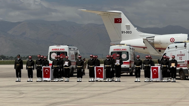 Pençe-Kilit Harekatı bölgesinde şehit olan 6 asker için Hakkari'de tören düzenlendi