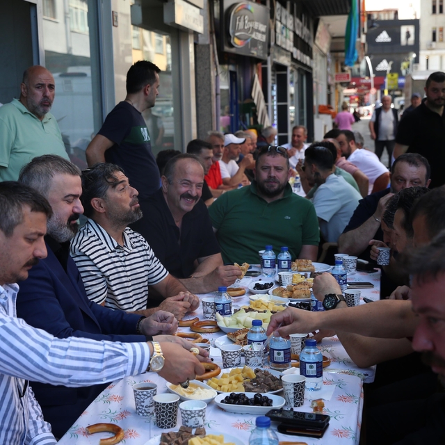 Çaykur Rizespor'da başkan Turgut, teknik heyet ve futbolcular, vatandaşlarl...