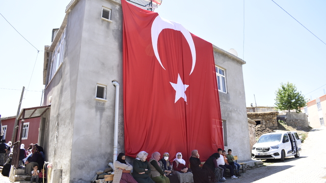 Bitlisli şehit sözleşmeli erler Yeşildemir ve Uyanık'ın ailelerine şehadet haberi verildi