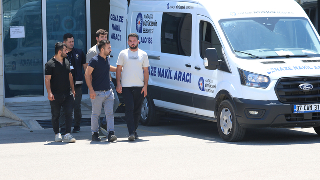 Kız kardeşini 14 bıçak darbesiyle öldürüp başını kesmeye çalıştı (2)