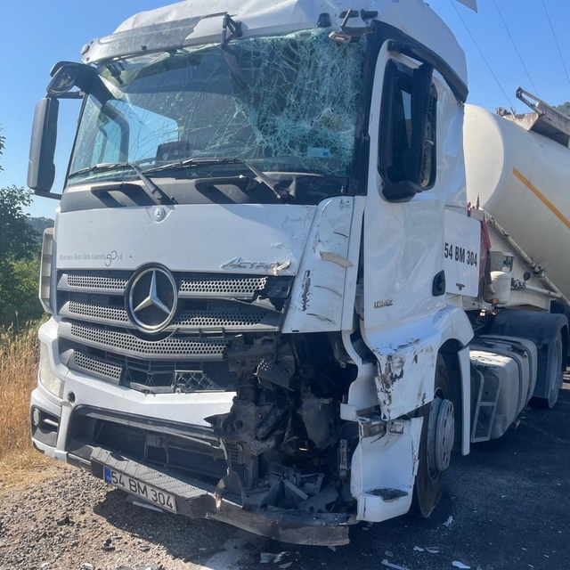 Bilecik'te tır ile beton mikserin çarpıştığı kazada 1 kişi yaralandı