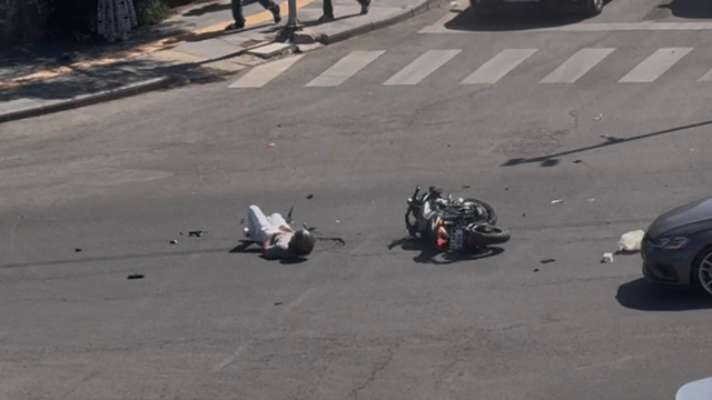 Diyarbakır'da taksinin çarptığı motosikletin sürücüsü yaralandı