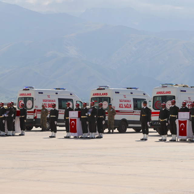 Pençe-Kilit Harekatı bölgesinde şehit olan askerler için Hakkari'de tören d...