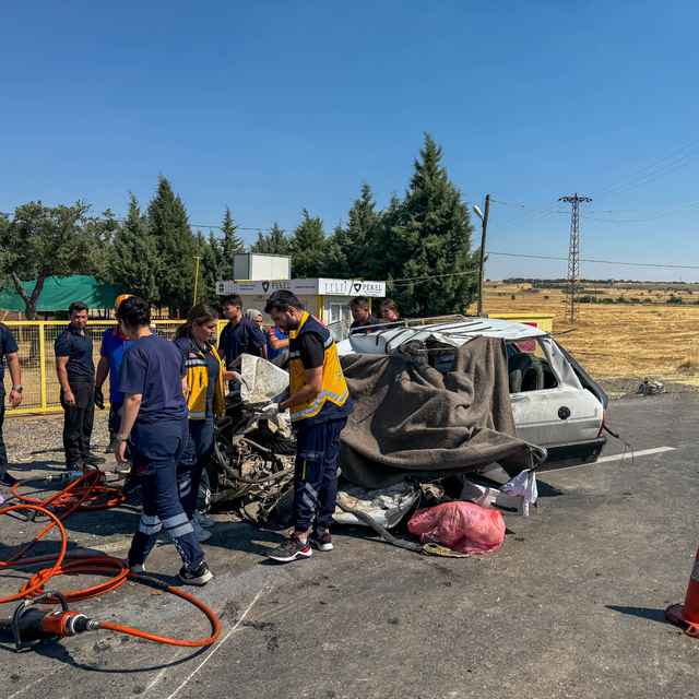 Uşak'ta kamyonla çarpışan otomobildeki baba ve kızı hayatını kaybetti