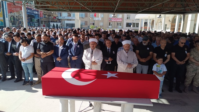 Diyarbakır'da polis memuru, trafik kazasında hayatını kaybetti (2)