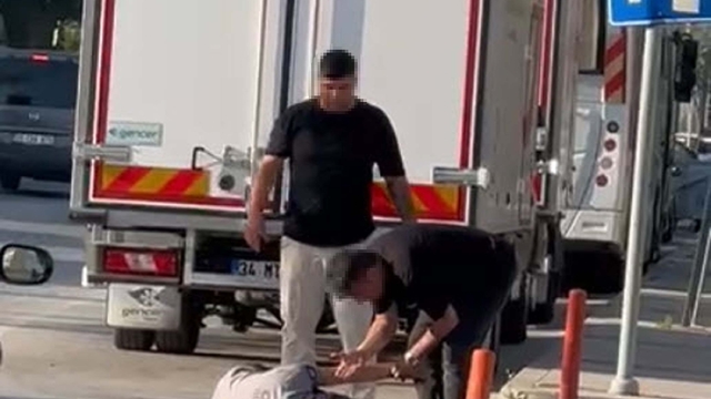 Motosiklet sürücüsüne darp kamerada; 2 gözaltı