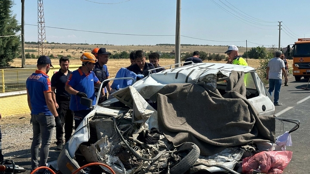 Otomobil ile kamyon çarpıştı: 2 ölü