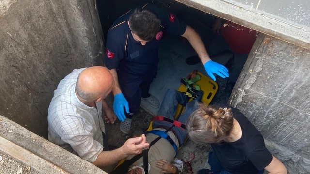 Kaldırımda yürürken metal kapak kırılınca bodruma düştü