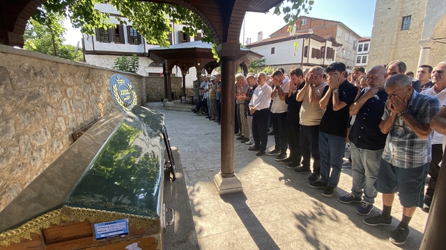 Kocaeli'de çınar ağacından kopan dalın altında kalan öğretmen memleketi Karabük'te defnedildi