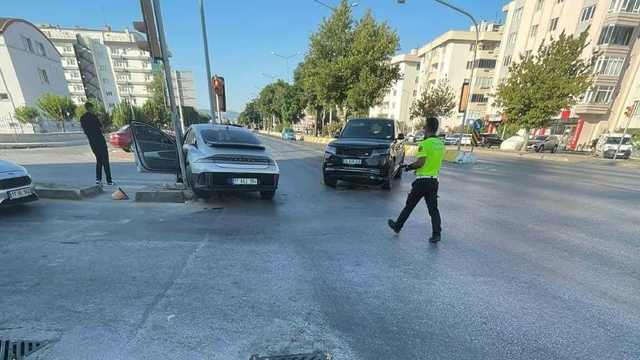 CHP İstanbul Milletvekili İlgezdi, Çanakkale'de kazası geçirdi: 1 yaralı