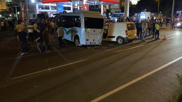 Rize'de minibüsle hafif ticari araç çarpıştı; 10 yaralı