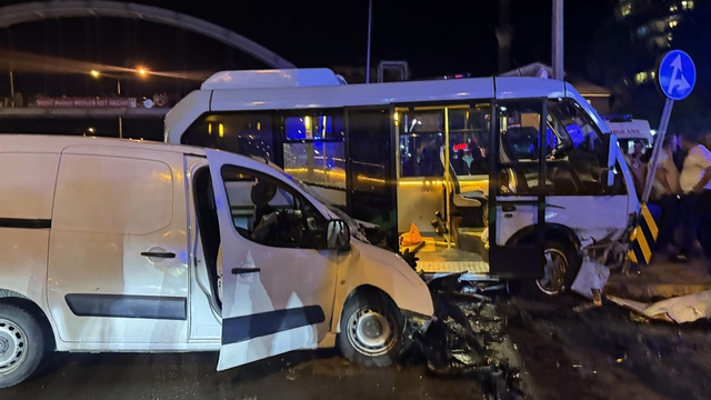 Rize'de minibüs ile hafif ticari aracın çarpıştığı kazada 10 kişi yaralandı