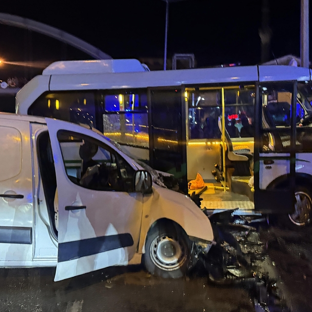 Rize'de minibüs ile hafif ticari aracın çarpıştığı kazada 10 kişi yaralandı