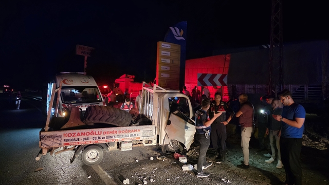 Adana'da kamyonet ile taksinin çarpıştığı kazada 4 kişi yaralandı