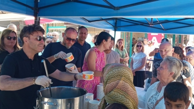 Gelibolu Belediyesi'nden vatandaşlara aşure ikramı