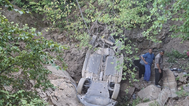 Feke'de uçuruma yuvarlanan aracın sürücüsü yaralandı