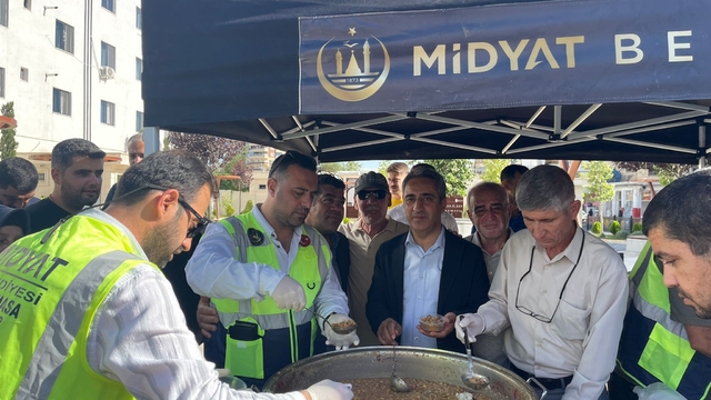 Midyat'ta vatandaşlara aşure dağıtıldı