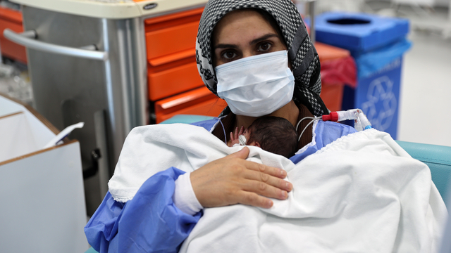 Ambulans uçakla sevk edildiği Sivas'ta prematüre üçüz dünyaya getirdi