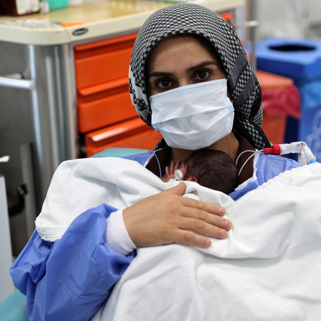 Ambulans uçakla sevk edildiği Sivas'ta prematüre üçüz dünyaya getirdi