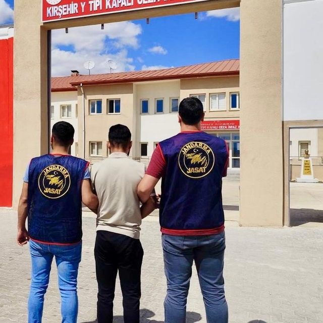 Kırşehir'de 8 yıl 9 ay kesinleşmiş hapis cezası bulunan hükümlü apartmanın...