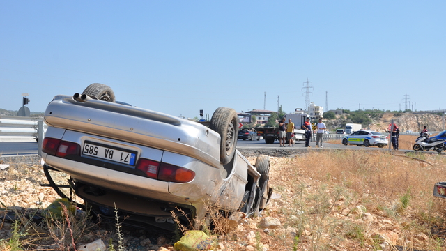 Mersin'de devrilen otomobildeki 1 kişi öldü, 1 kişi ağır yaralandı