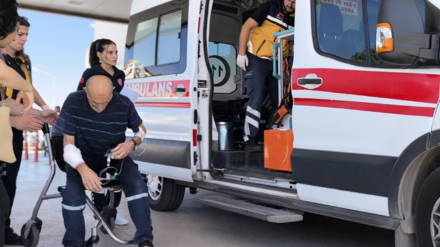 Kesim yaparken fırlayan ahşap parça kolunu yaralandı