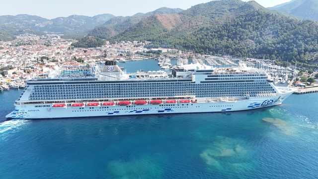 "Aroya" kruvaziyeri 1750 yolcusuyla Marmaris'e geldi