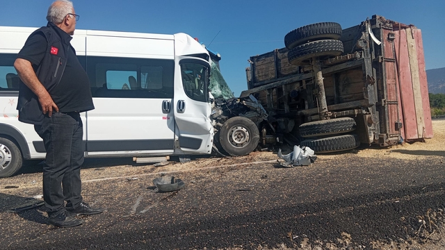 Sinop'ta devrilen traktördeki arpa yola saçıldı