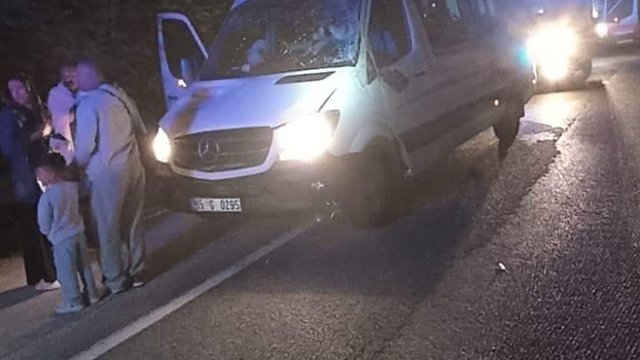 Tokat'ta düğüne gidenlerin bulunduğu minibüs istinat duvarına çarptı, 13 kişi yaralandı
