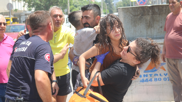 4 katlı apartmanda yangın paniği; mahsur kalan 7'si çocuk 10 kişi kurtarıldı
