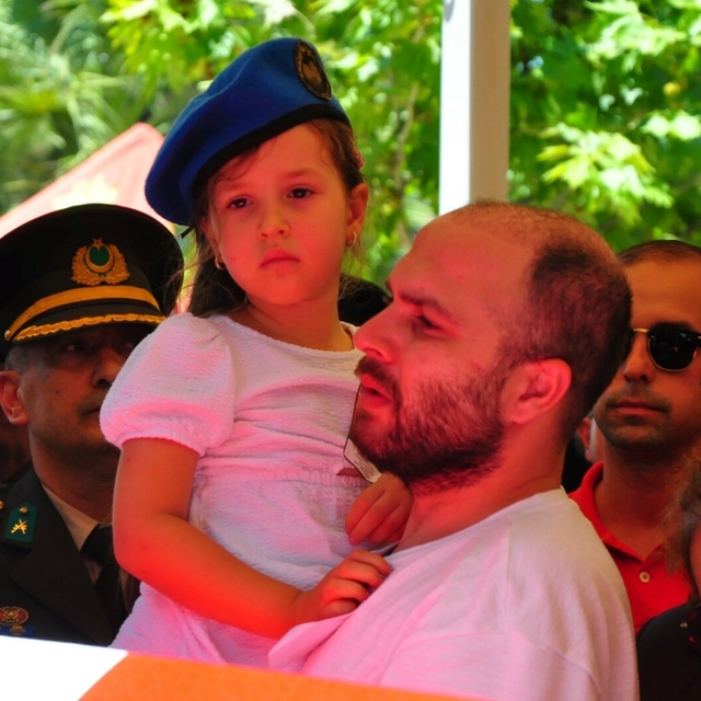 Manisalı şehit astsubay için tören; Deniz Ece babasının beresini taktı