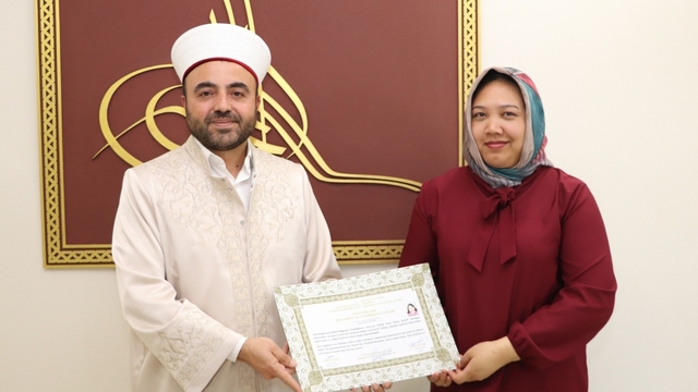 Endonezyalı Anggraeni, Müslüman olarak Aslıhan adını aldı