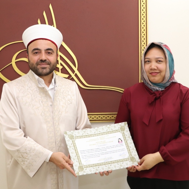 Endonezyalı Anggraeni, Müslüman olarak Aslıhan adını aldı