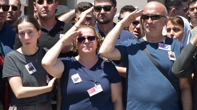 Şehit üsteğmeni son yolculuğuna ailesi, asker selamıyla uğurladı