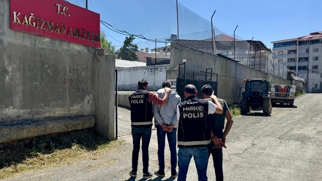 Kars'ta uyuşturucu operasyonunda yakalanan 2 zanlı tutuklandı