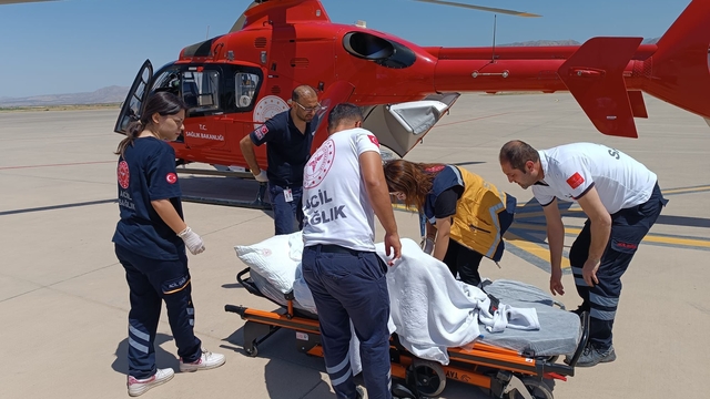 Şırnak'ta bir hasta ambulans helikopterle Şanlıurfa'ya sevk edildi