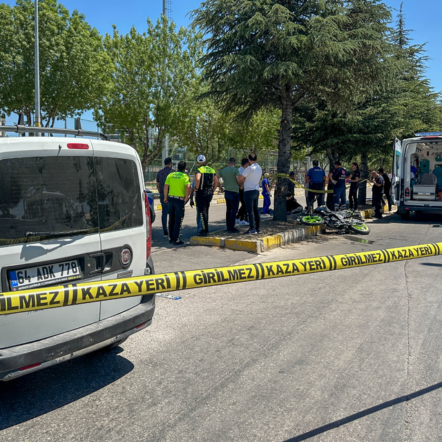 Uşak'ta hafif ticari araçla çarpışan motosikletin sürücüsü öldü