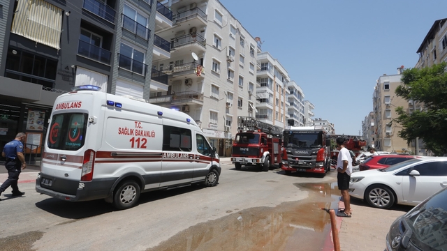 Antalya'da yangında dumandan etkilenen 7'si çocuk 10 kişi hastaneye kaldırıldı