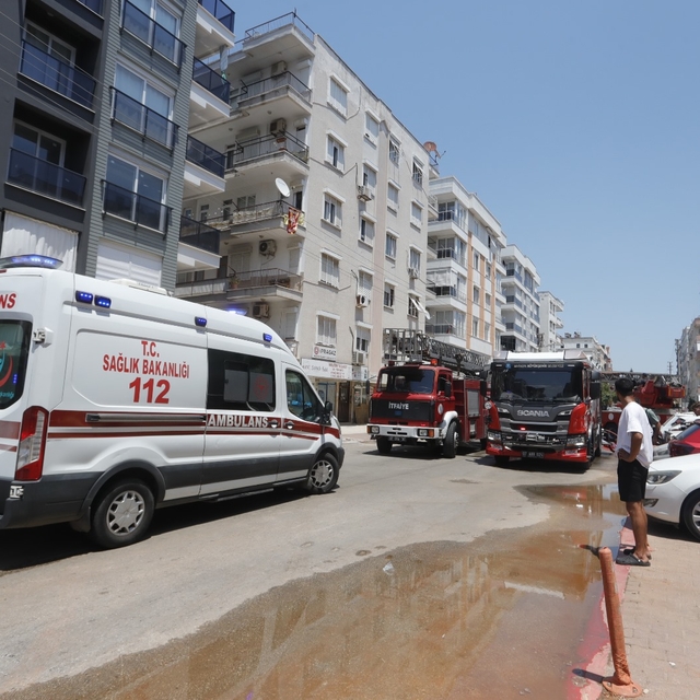 Antalya'da yangında dumandan etkilenen 7'si çocuk 10 kişi hastaneye kaldırı...